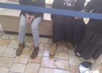 עצורות מההפגנות הובאו לבית המשפט כשהן אזוקות בידיהן וברגליהן, בניגוד לחוק