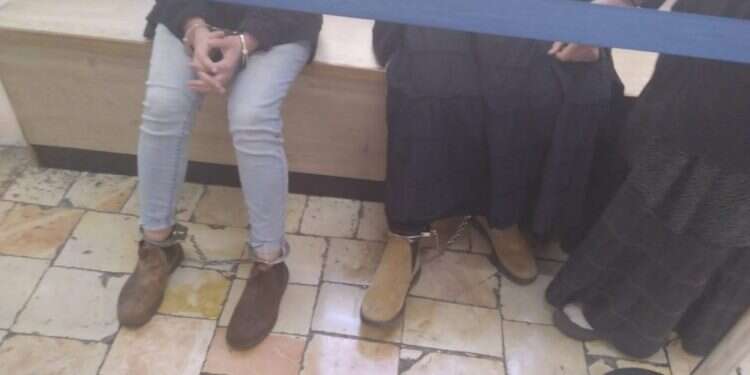 שלוש מהעצירות בפרשת סנדק. צילום: רות גרוסמן עצורות מההפגנות הובאו לבית המשפט כשהן אזוקות בידיהן וברגליהן, בניגוד לחוק