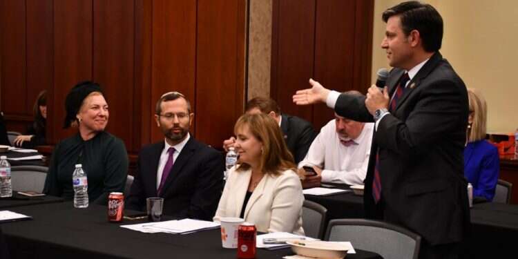 ישראל גנץ ראש מועצת בנימין בביקורו בארה חברי קונגרס ידרשו הבהרות מהאיחוד האירופי על מעורבותו בהשתלטות הערבית על יו"ש