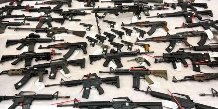 נשקים בלתי חוקיים שתפסה המשטרה. אילוסטרציה. צילום: דוברות המשטרה הקו הדק שבין הפשיעה המאורגנת בחברה הערבית למעשי טרור