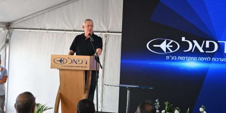 גנץ על התקיפות בסוריה: "לא נאפשר הצטיידות באמל"ח שיפגע בעליונות הישראלית"