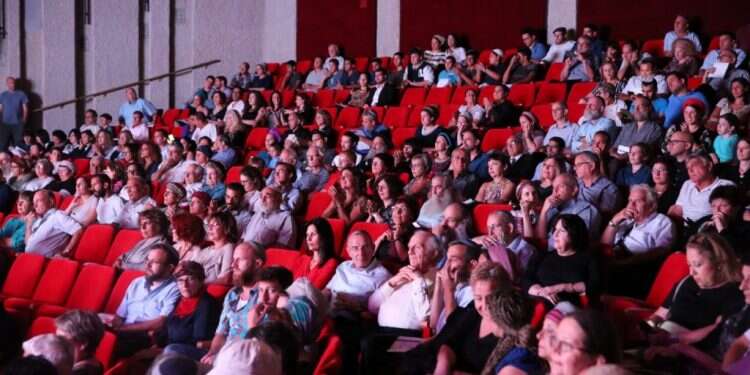 אולם תיאטרון ירושלים. צילום: יוסי זמיר חומה ומגדר: מדוע תיאטרון ירושלים דחה הופעה של בנות אולפנה?