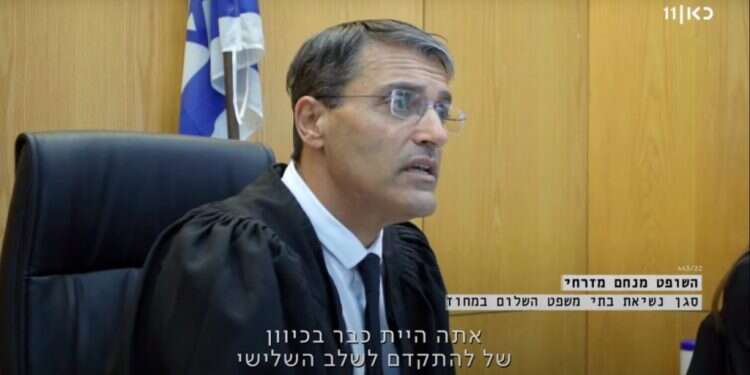השופט מנחם מזרחי. צילום מסך: כאן 11 צדק צדק תרדוף "צדק צדק תרדוף" מגלה את הפנים היפות של מערכת המשפט