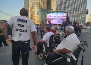 "מתנגדים לקומבינות שהממשלה עושה": הנכים חוסמים בתל־אביב