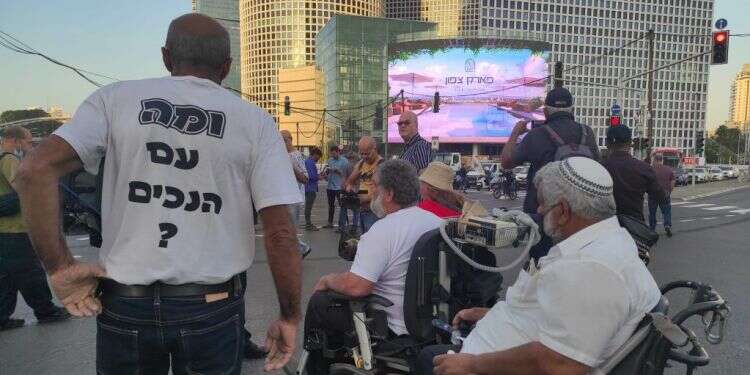 צילום: לביא נאור דובר פדרציית ארגוני הנכים "מתנגדים לקומבינות שהממשלה עושה": הנכים חוסמים בתל־אביב