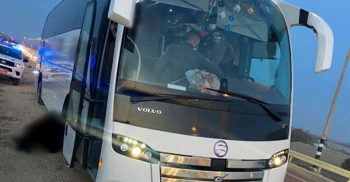 האוטובוס שנעצר במעבר מיתר. צילום: דוברות המשטרה 73 שוהים בלתי חוקיים נעצרו באוטובוס במעבר מיתר