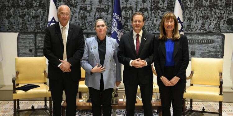 הנשיא הרצוג: "חובה לקרוא תיגר על מכחישי הקורונה ומתנגדי החיסונים"