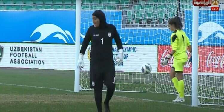 השוערת האיראנית החשודה כשוער. צילום מסך: מתוך עמוד היוטיוב של ערוץ הספורט הירדני ירדן הפסידה לאיראן בכדורגל נשים וכעת טוענת: השוערת היא בכלל שוער