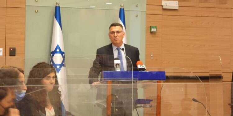 שר המשפטים גדעון סער בישיבת סיעת תקווה חדשה. צילום: עטרה גרמן נתניהו: "חוק סער" חוק איראני. סער: "נתניהו חי בסרט"