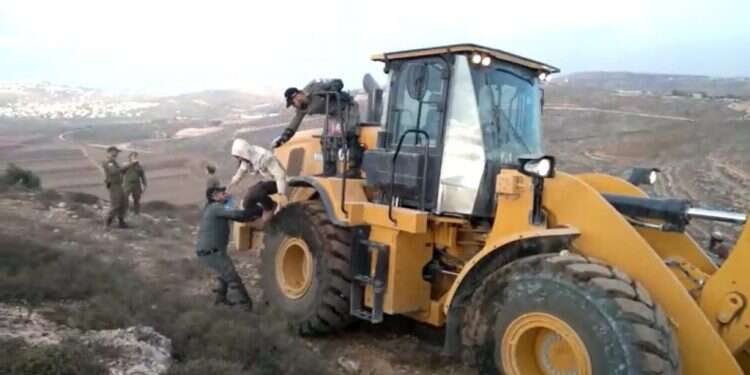 צילום מסך בנימין: כוחות משטרה מבצעים הרס בגבעת גאולת ציון