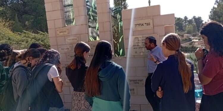 מנציחים את נופלי ונפטרי גוש עציון. צילום: חדוה ברס מוקירים את הנופלים: תכנית הנצחה ייחודית בגוש עציון