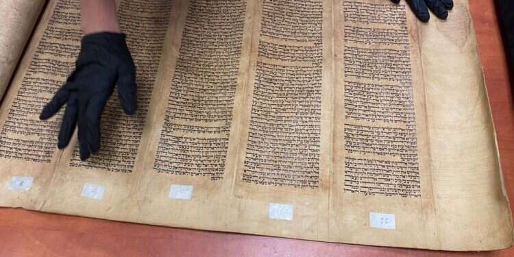 ספר התודה הגנוב. צילום:  דוברות המשטרה ספר תורה גנוב בן מאות שנים נתפס על ידי המשטרה