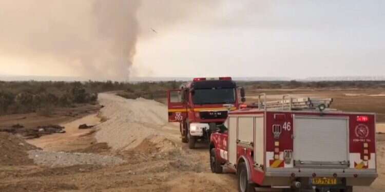 שריפת קוצים מתפשטת מירדן לכיוון ישראל. צילום: דוברות כבאות והצלה לישראל שריפה גדולה מתפשטת מירדן לישראל