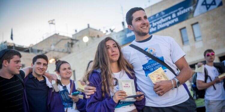 השבעה של יהודי התפוצות למדינת ישראל בכותל המערבי. ארכיון. צילום: יונתן זינדל פלאש 90 חצי מיליון דולר לקידום "יהדות ישראלית"