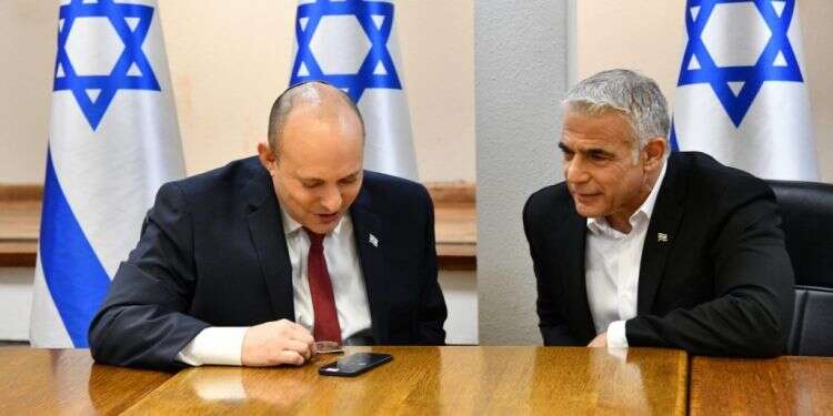 בנט ולפיד בשיחה ראשונה עם נטלי ומורדי אוקנין