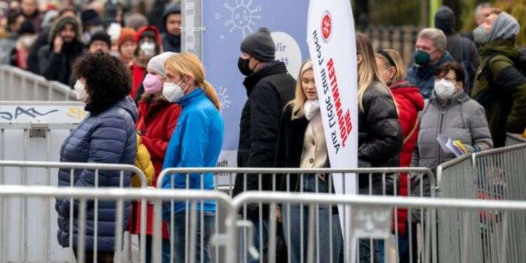 אזרחים אוסטרים בתור לחיסון קורונה מחוץ לשוק הקריסמס מול בניין העירייה. צילום: AFP גל חדש מכה באירופה, ששוב הופכת למוקד קורונה עולמי