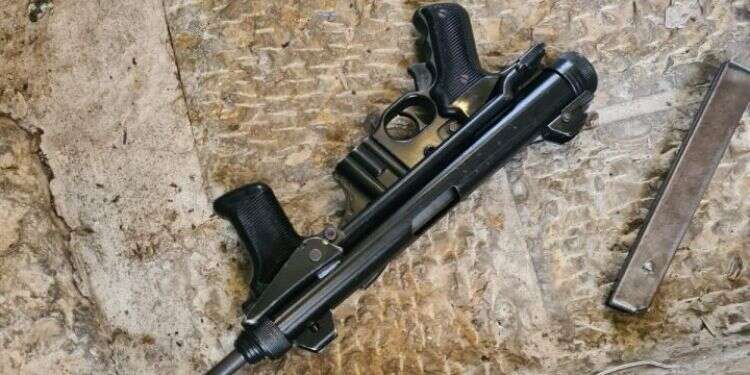 הנשק ששימש את המחבל לפיגוע בעיר העתיקה. צילום: דוברות המשטרה אליהו קיי ז"ל עולה חדש מדרום אפריקה, הוא הנרצח בפיגוע בירושלים