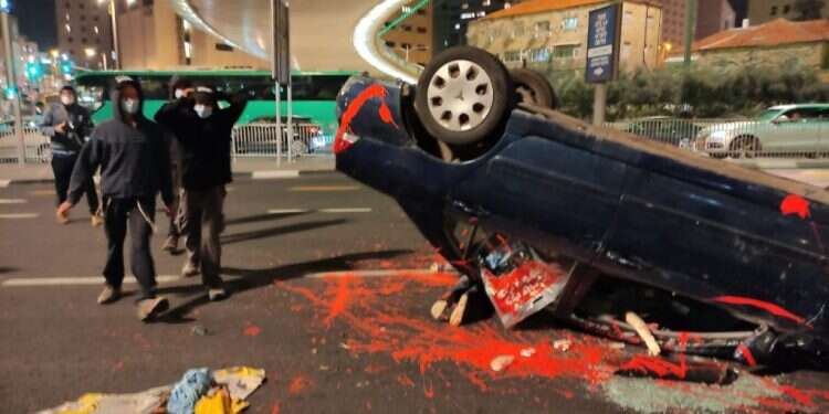 מחאת סנדק. צילום: מטה יהודי לא הורג יהודי מחאת סנדק: מיצג של רכב הפוך חוסם את הכניסה לירושלים