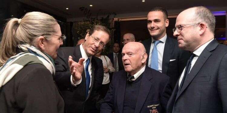 הנשיא הרצוג, רעייתו וסר בן הלפגוט. צילום: קובי גדעון, לע הנשיא הרצוג בבריטניה: "הגידו לא לאנטישמיות"