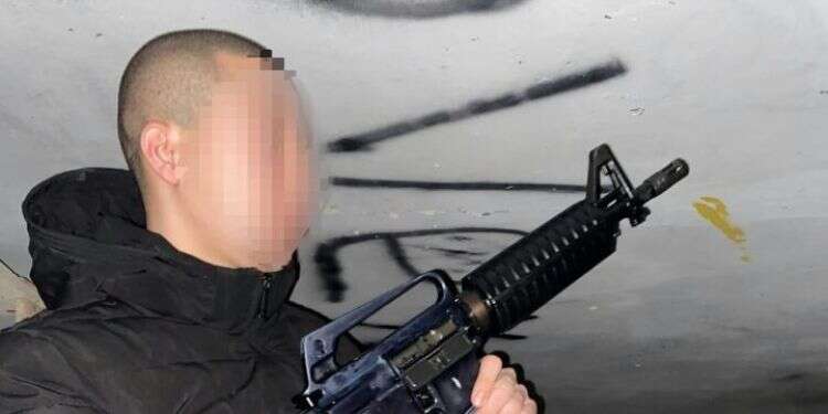 הנשק הלא חוקי שנתפס בטייבה צילום: דוברות המשטרה בתום חקירה סמויה: 6 חשודים נעצרו בגין שימוש בנשק לא חוקי