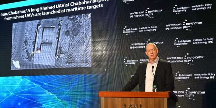 גנץ: "איראן ניסתה להעביר חומרי נפץ לגורמים באיו"ש"