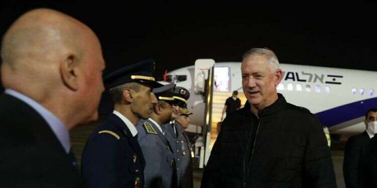 שר הביטחון בני גנץ אחרי הנחיתה במרוקו. צילום: אריאל חרמוני תעשיית הביטחון וטרור: מאחורי התחממות היחסים עם מרוקו