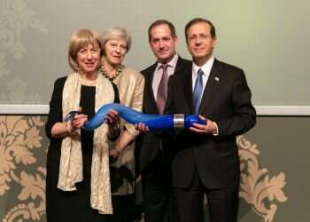 הנשיא הרצוג העניק פרס מפעל חיים לרב הלורד יונתן זקס ז"ל באמצעות משפחתו