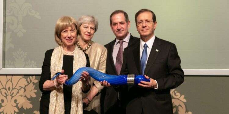 הנשיא הרצוג העניק פרס מפעל חיים לרב הלורד יונתן זקס ז"ל באמצעות משפחתו