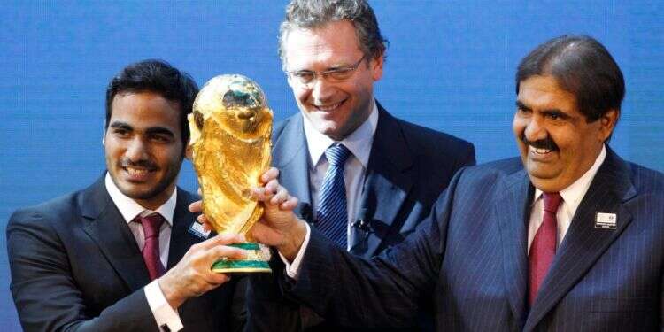 אמיר קטאר (מימין) בעת ההכרזה על אירוח המונדיאל. צילום: AP סוכן CIA לשעבר סייע לקטאר לזכות באירוח המונדיאל