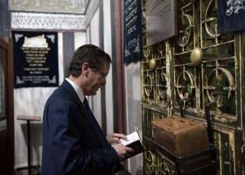 במעשיו, הנשיא הרצוג דוחק הצידה קצוות פוליטיים וקובע קונצנזוס