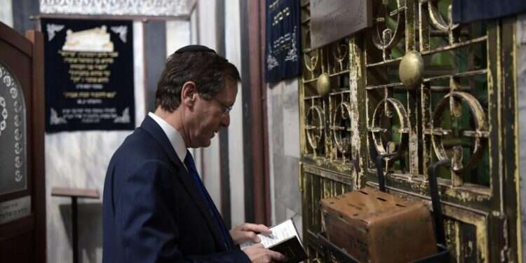 הנשיא הרצוג במערת המכפלה, אתמול. צילום: קובי גדעון, לע במעשיו, הנשיא הרצוג דוחק הצידה קצוות פוליטיים וקובע קונצנזוס