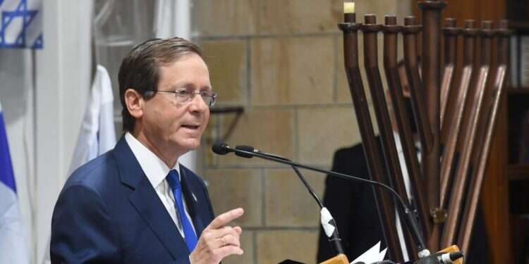 הנשיא יצחק הרצוג במערת המכפלה. צילום: קובי גדעון, לע הרצוג במערת המכפלה: "ההכרה בזיקה היהודית מעל לכל מחלוקת"