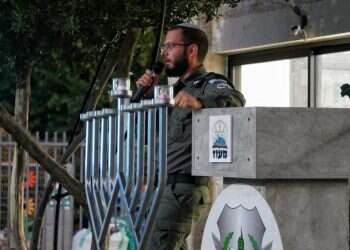 אחרי שהוצת בית מדרשם, תלמידי מכינה מלוד מדליקים נרות עם לוחמי מג"ב