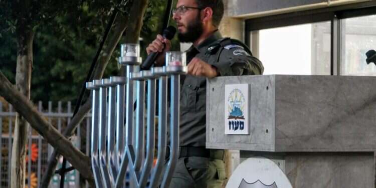 לוחמי מג אחרי שהוצת בית מדרשם, תלמידי מכינה מלוד מדליקים נרות עם לוחמי מג"ב