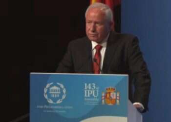 אבי דיכטר נאם במדריד, האיראנים יצאו במחאה ובחמאס בירכו