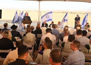 בני גנץ: "מידע מודיעיני מצביע על המשך דהירה של איראן לגרעין"