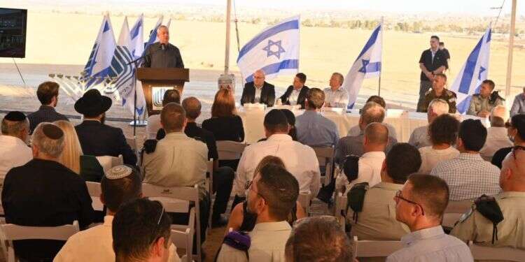 בני גנץ נואם בטקס. קרדיט צילום: טל עוז, משרד הביטחון. בני גנץ: "מידע מודיעיני מצביע על המשך דהירה של איראן לגרעין"