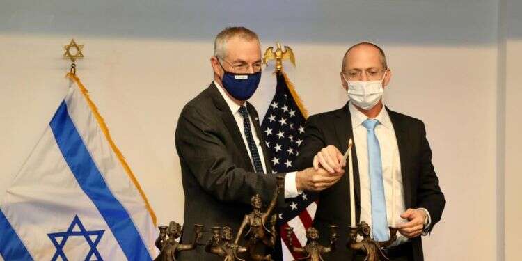 השגריר מיכאל הרצוג אירח את מסיבת החנוכה של שגרירות ישראל בוושינגטון