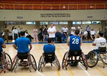 צפו: אלופי המטכ"ל משחקים תוך ישיבה בכיסאות גלגלים