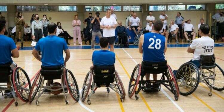 הרמטכ צפו: אלופי המטכ"ל משחקים תוך ישיבה בכיסאות גלגלים