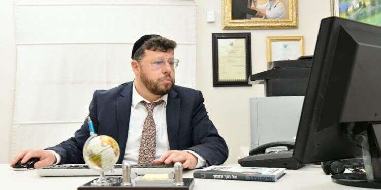 הסופר חיים ולדר. צילום: צילום עצמי בעקבות התחקיר על תקיפות מיניות: חיים ולדר הושעה מ"רדיו קול חי"