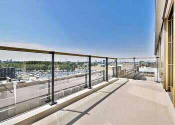 מעקות זכוכית