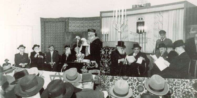 הכתרת הרב יצחק ניסים לכהונת הרב הראשי, 1955. צילום: באדיבות יד הרב ניסים