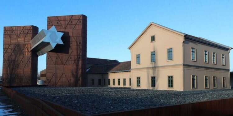 מוזיאון השואה 'בית הגורל' בבודפשט, בתחנת רכבת לשעבר שממנה נשלחו יהודים למחנות ריכוז, כפי שנראה ב-21 בינואר 2019. הוא לא נפתח עדיין לקהל הרחב, אף שבנייתו הסתיימה לפני חמש שנים. צילום: Ferenc Isza, AFP, Getty Images בזמן שמוזיאון השואה שומם, בבודפשט מתעמתים על אחריות וזיכרון