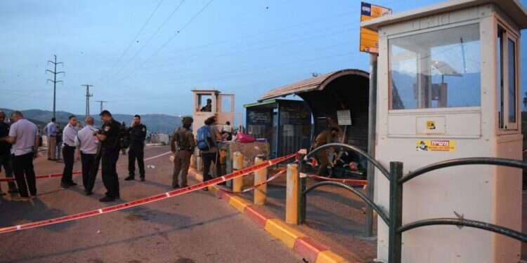 זירת הפיגוע בצומת תפוח בו נרצח יהודה גואטה ובניה פרץ נפצע. צילום: יוסי זליגר "פרס לטרור": הסדר טיעון לסייען למחבל שרצח את יהודה גואטה