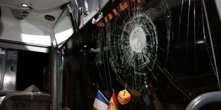 שמשת אוטובוס מנופצת אחרי פיגוע אבנים (למצולם אין קשר לכתבה). צילום: יעקב אפללו/TPS נסיעת בלהות: אוטובוס נרגם באבנים בדרכו לאילת