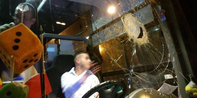 שמשת אוטובוס מנופצת אחרי פיגוע אבנים (למצולם אין קשר לכתבה). אילוסטרציה. צילום: יעקב אפללו/TPS נסיעת בלהות: אוטובוס נרגם באבנים בדרכו לאילת