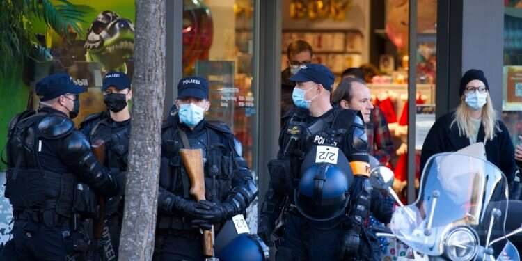כוחות הביטחון מחוץ לחנות בשוויץ. צילום: שאטרסטוק בעקבות סדרה של מעשי שוד: שוויץ מחדדת את נהלי מכירת הנשק