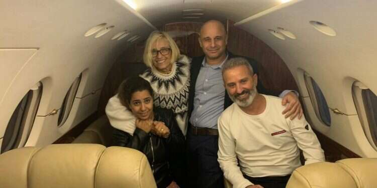 בני הזוג אוקנין ונציגי משרד החוץ בדרכם לישראל. צילום: משרד החוץ סוף טוב: בני הזוג אוקנין נחתו בישראל