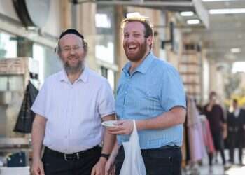 שאלות על פוליטיקה ופלסטיק ברחוב החרדי